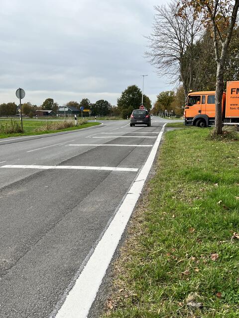 Autos fahren deutlich langsamer  an die Kreuzung heran.