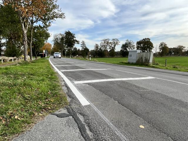 Die Rüttelstreifen sind auf der Fahrbahn aufgebracht worden.