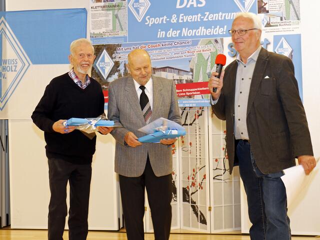 Ältestenrat-Vorsitzender Hans-Hermann Damlos (v. re.) ehrte Walter Dittmer und Klaus Hinze für 60-jährige Mitgliedschaft | Foto: AR promedia