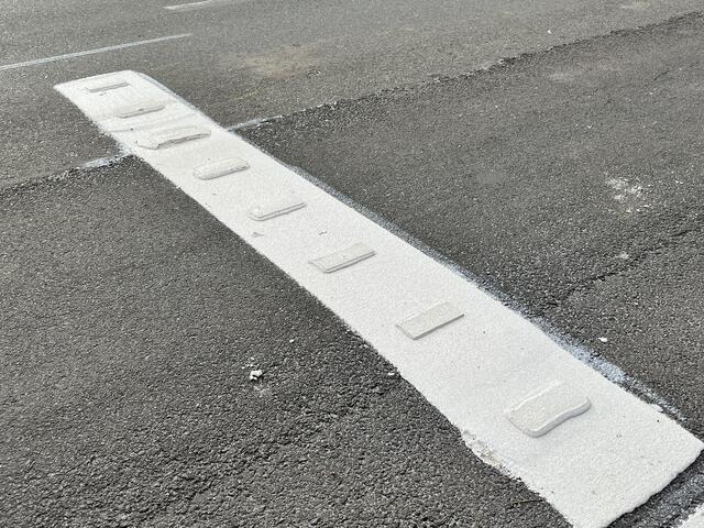 Die Rüttelstreifen sind im Auto hör und spürbar. 