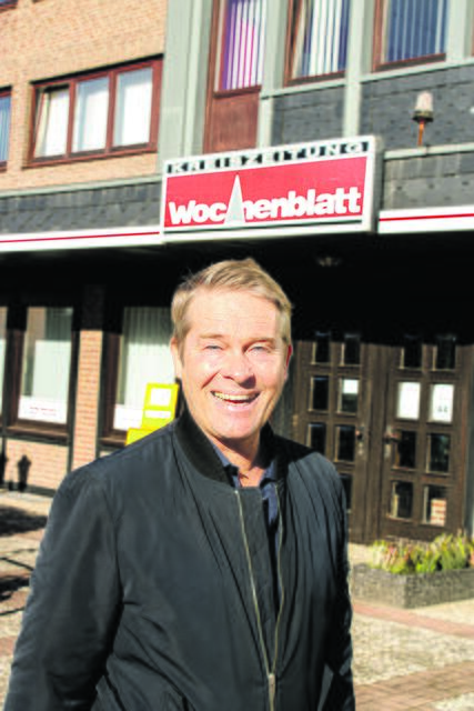 Bestens aufgelegt: NDR-Moderator Hinnerk Baumgarten vor dem WOCHENBLATT-Verlagshaus in Buchholz | Foto: ce
