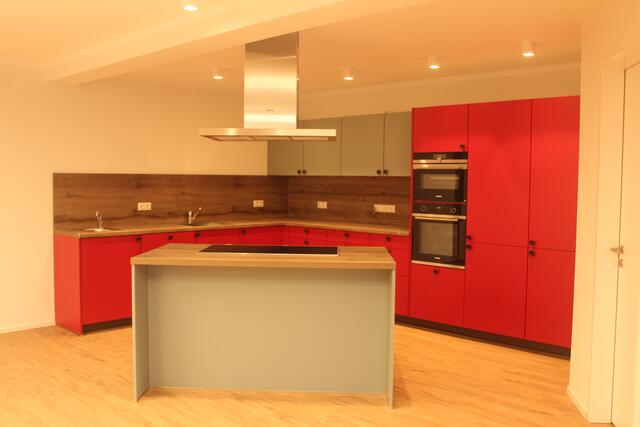 Die Wohnküche in der Pflegewohngemeinschaft Altes Land mit Induktionsherd, Dampfgarer, zwei Kühlschränken und zwei Tiefkühlschränken, Gewerbegeschirrspüler