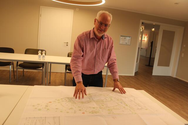Martin Adebahr mit dem Plan der Parkanlage - die Bewohner dürfen sich auf einen traumhaft angelegten Park freuen