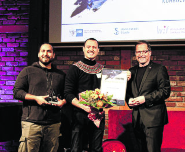 Strahlende Gewinner: Ziad Tarik Kamil (li.) und Mateo von Rudno Gomez von der Scoo Brewery GmbH nehmen die Urkunde von Kai Seefried entgegen | Foto: sb