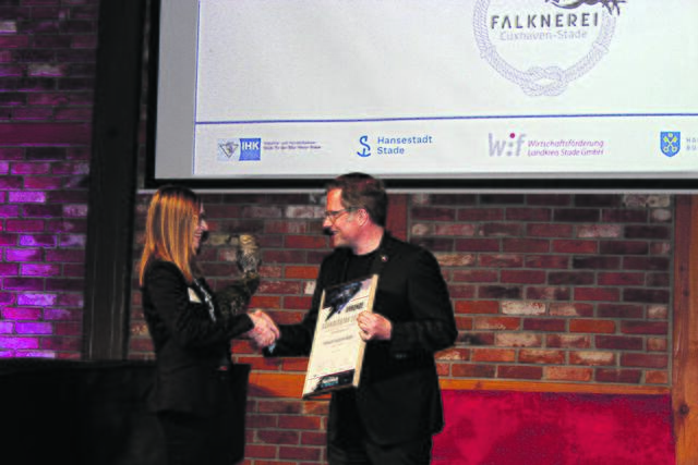 Kai Seefried gratuliert Leonie Johland. Immer dabei: Steinkauz Julia | Foto: sb