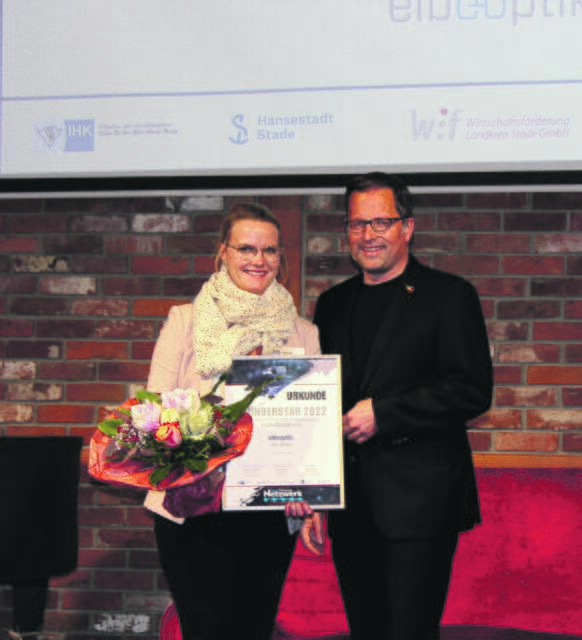 Kai Seefried überreicht den Sonderpreis "Businessplan" an Sina Nickel | Foto: sb