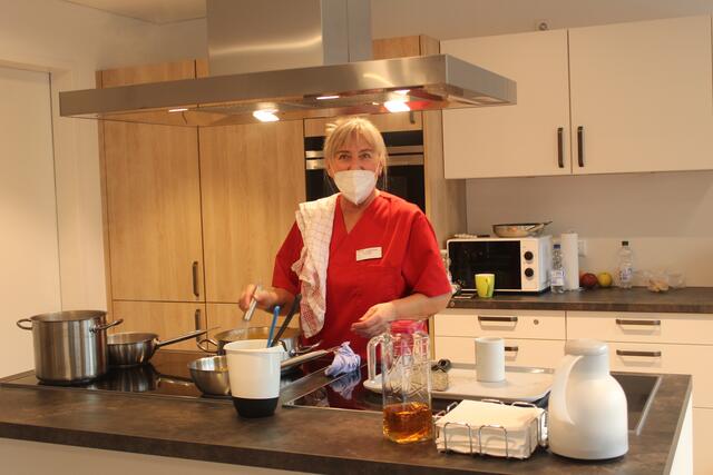Sowohl in der Tagespflege als auch in allen fünf Wohngemeinschaften kocht jeweils  eine Hauswirtschafterin für die Gäste bzw. Bewohner. Hier bereitet Iris Seeliger in der Tagespflege  Karottencreme-Suppe, Frikadellen und Bohnen zu
