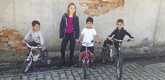 Elisa Gellersen schloss schnell Freundschaft mit den Roma-Kindern, die ihr stolz ihre Fahrräder vorführten | Foto: Gellersen