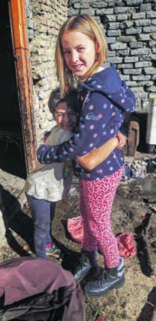 Wurden gute Freundinnen: Elisa Gellersen (10) und das achtjährige Roma-Mädchen Nicoleta | Foto: Gellersen