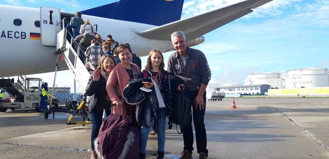 Unterwegs nach Rumänien: Elisa und Emilia Gellersen (vorne) mit weiteren Reiseteilnehmern vom Christus Centrum Tostedt | Foto: Gellersen