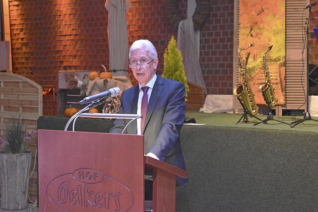 Landrat Rainer Rempe versprach, dass der Landkreis Harburg das Handwerk vielfältig unterstützen werde | Foto: Axel-Holger Haase