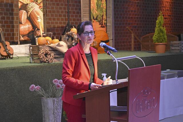 Kerstin Kuechler-Kakoschke, Vorsitzende der Agentur für Arbeit Lüneburg-Uelzen, zeigte die Entwicklung der Technik auf | Foto: Axel-Holger Haase