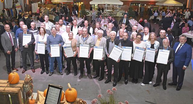 Die Mitarbeiter wurden für ihre langjährige Firmenzugehörigkeit geehrt  | Foto: Axel-Holger Haase