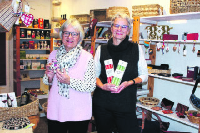 Lieben die Beratung und die netten Gespräche mit den Kunden: Ingeborg Spitz (li.) und Sonja Triemer | Foto: sb