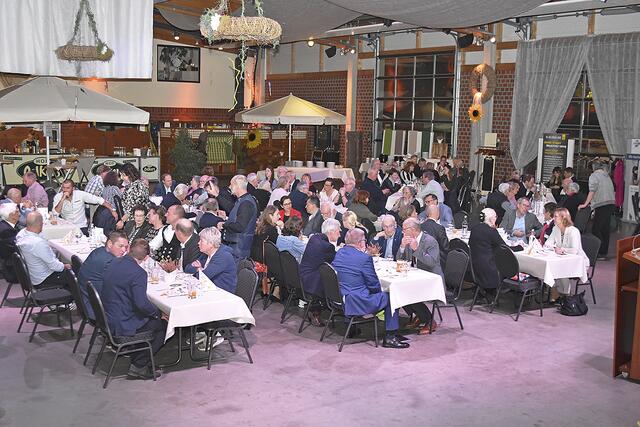 Beim gemeinsamen Abendessen wurde noch viele Gespräche geführt | Foto: Axel-Holger Haase