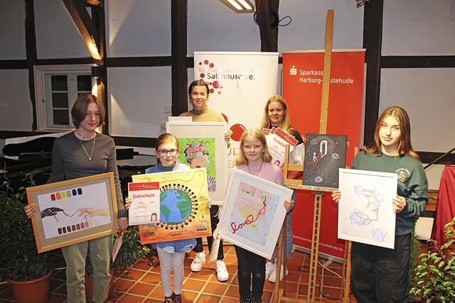 Preisträger in den Kinder- und Jugendkategorien: (vorne, v. li.) Emma Oestmann, Loreen Squar, Ella Gebert und Valerie Bauer sowie (hi., v. li.) Alexandra Völk und Lehrerin Antje Lipke, die die Preise für die Grundschulklassen entgegennahm  | Foto: ce