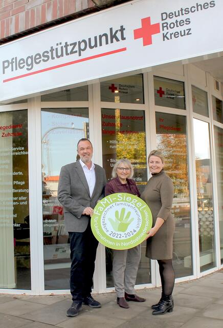Bei der Übergabe (v. li.): Thomas Grambow (Geschäftsführer DRK Kreisverband Harburg-Land), Brigitte Kaminski (Gemeinschaftsinitiative Familien-Siegel), Elfi Köhler-Fois (Bereichsleitung Ambulante Dienste) | Foto: DRK-Kreisverband Harburg-Land e.V./Julia von der Lieth