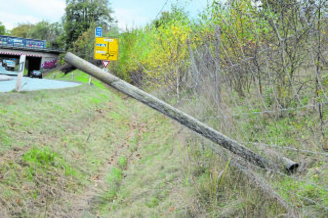 Der Zaun an der Waldesruher Straße neigt sich zu Boden | Foto: ts