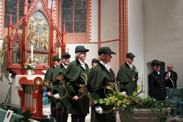 Parforcehorn-Bläser begleiteten die Hubertusmesse, bei der Pastor Marcus Krause (hi.) predigte, musikalisch | Foto: Wegner