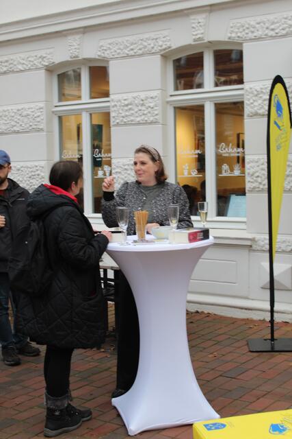 Malene Sølvsten beim Signieren ihres Buches | Foto: pm