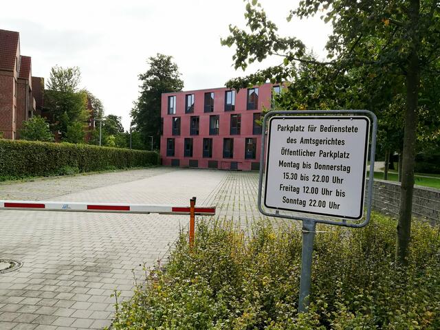 Die geschlossene Schranke am Amtsgerichtsparkplatz | Foto:  Hinck