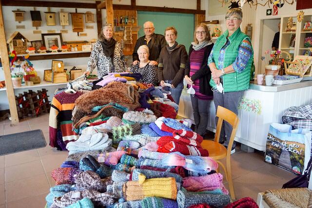 Handarbeitsgruppe des DRK-Ortsvereins Stelle mit den gestrickten Sachen | Foto: DRK