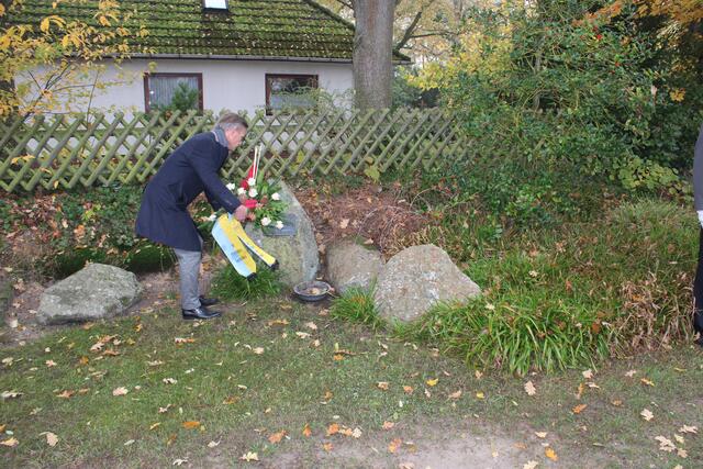 Bürgermeister Jan-Hendrik Röhse legte auch am Ehrenmal für die polnischen und russischen Zwangsarbeiter einen Kranz nieder 