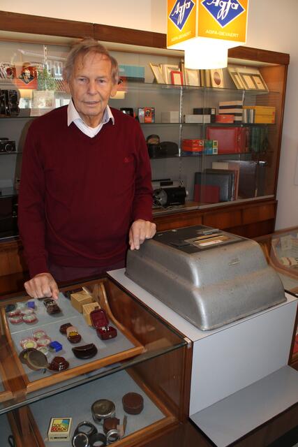 Bernd Kofler vor der Kasse, bei der die Bons per Hand eingetragen wurden