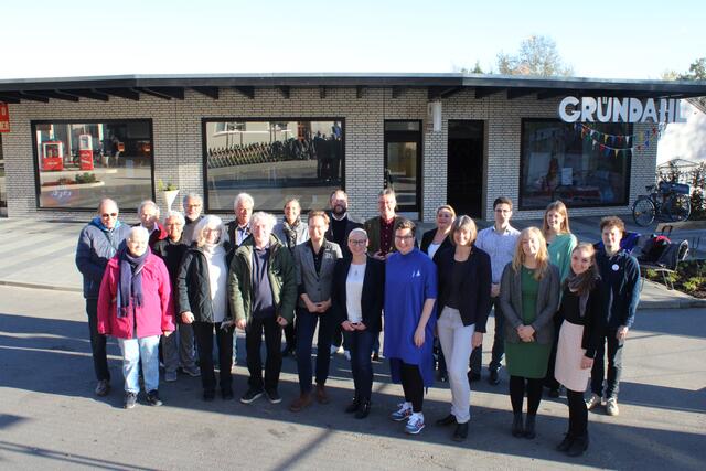 Gruppenbild mit den ehemaligen Ladenbesitzern, Vertretern der Politik sowie des Freilichtmuseums am Kiekeberg 