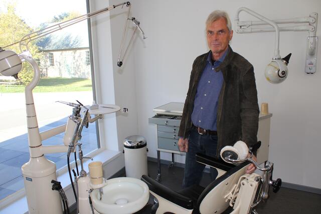 Mit der Ausstattung, die bis 1969 in der Zahnarztpraxis seines Vaters zum Einsatz kam: Steffen Chrobok