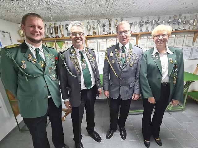 Einweihung mit Gästen (v.li.): Vereinsvizepräsident Torben Julius, Oste-Pokalvorsitzender Wolfgang Dipper, Vereinsvorsitzende Bernd Schütt und Vizepräsidentin des Bezirksschützenverbands Karin Brand | Foto: Schützenverein Neuland