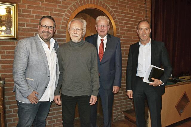 Ein Teil des DRK-Vorstands (v. li.): der wiedergewählte zweite Vorsitzende Jan Bauer, Werner Bösch, Dieter Weis und Stefan Walnsch | Foto: bim