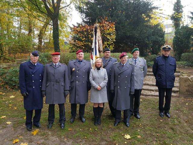 Bei der Gedenkfeier in Steinbeck: Ortsbürgermeisterin Ilka Stenzel und Angehörige der Reservistenkameradschaft | Foto: Ortsrat Steinbeck