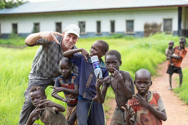 Hilfe vor Ort: Dr. Martin Frank mit Kindern im Südsudan | Foto: Awet Marial