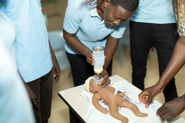 Mithilfe von Puppen lernen Mediziner den richtigen Umgang mit  Kindern | Foto: Awet Marial