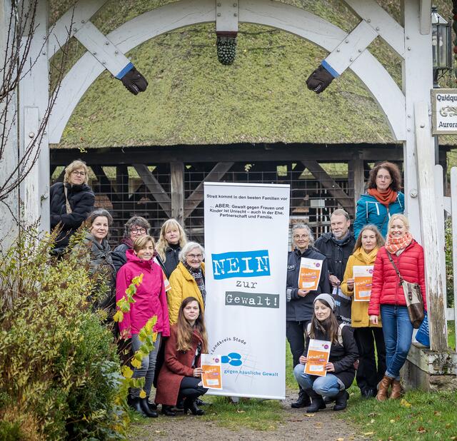 Vertreterinnen des Netzwerks Häusliche Gewalt präsentieren die Aktionstüten | Foto: Landkreis Stade/ Elena Knoop