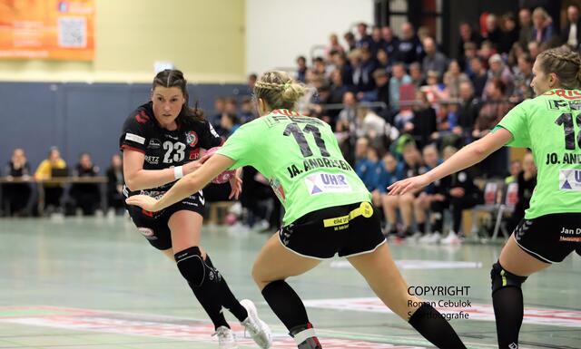 Hanne Nilsen Morlandsto (li.) kann sich in der gegnerischen Hälfte durchsetzen | Foto: cc