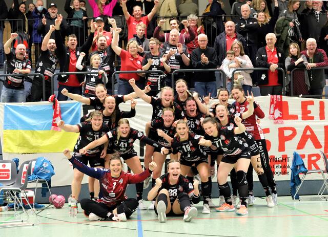 Das Team der Handball-Luchse jubelt gemeinsam mit seinen Fans in der Buchholzer Nordheidehalle | Foto: cc