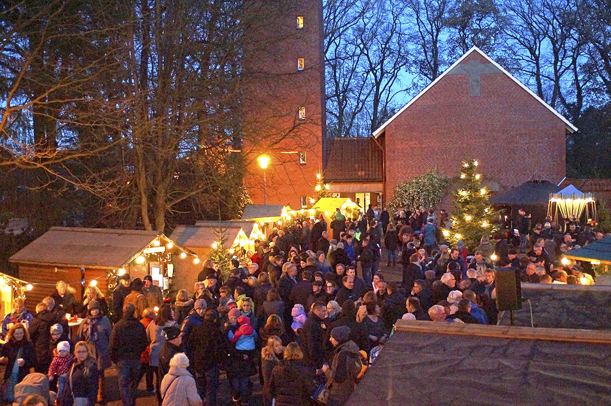 Slavnostní začátek adventu: kouzlo kiosků a animace kolem kostela Fredenbeck