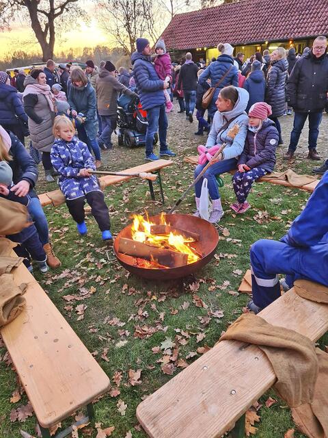 Ein tolles Erlebnis: am Lagerfeuer Stockbrot backen | Foto: Siegfried Stresow