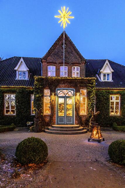 Die festlich geschmückte Villa von Issendorff | Foto: Peter Carsten