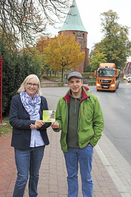 Barbara Frahm vom Verein "Salzhausen e.V." und Pastor Martin Alex von der Gesamtkirchengemeinde Salzhausen-Raven werben für den "Lebendigen Adventskalender" | Foto: ce