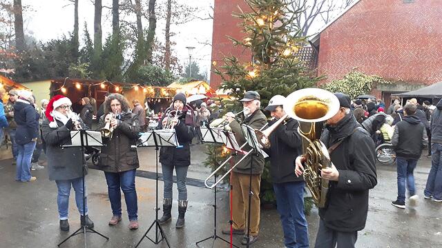 Handgemachte Adventsmusik gehört auf dem Fredenbecker Adventsmarkt zum Unterhaltungsprogramm | Foto: Kirchengemeinde Fredenbeck