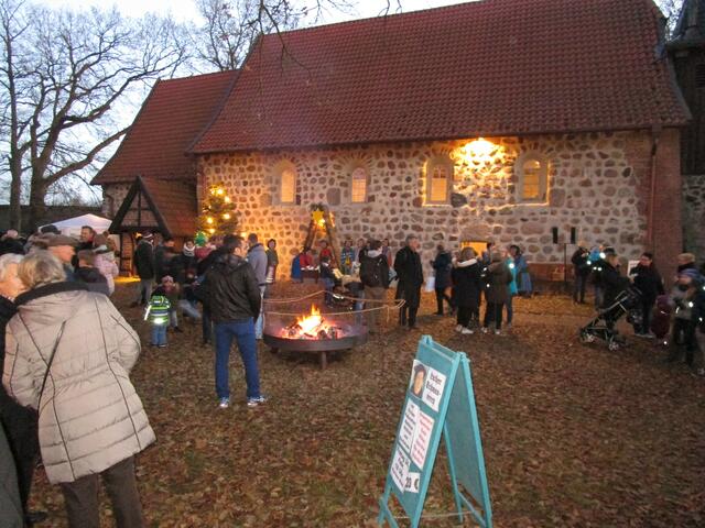Lagerfeuer an der Feldsteinkirche | Foto: Harald von Thaden 