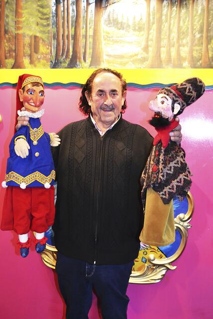 Hubertus Lauenburger, Chef von Norddeutschlands ältester Puppenbühne in fünfter Generation, mit Kasperle und Räuber Schwarzbart | Foto: bim