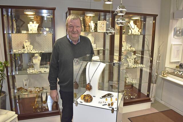 Goldschmied Olaf Böhrnsen bietet eine Vielzahl an Schmuckstücken an - alle individuell gefertigt  | Foto: Axel-Holger Haase