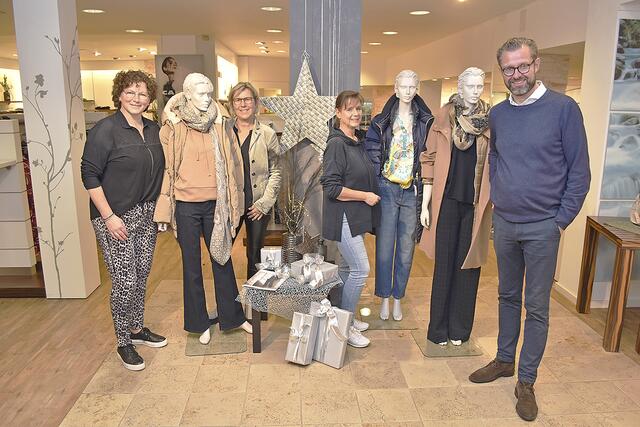 Das Team vom Modehaus Gerlach (v.li.): Birgit Ramm,  Beate Bernhard, Susanne Dahmen und Jens Gerlach  | Foto: Axel-Holger Haase