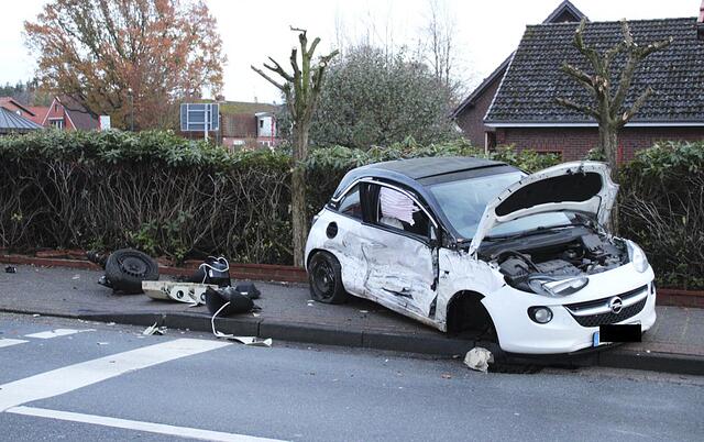 Das andere Auto war dem Opel Adam in die Seite geprallt | Foto: Feuerwehr