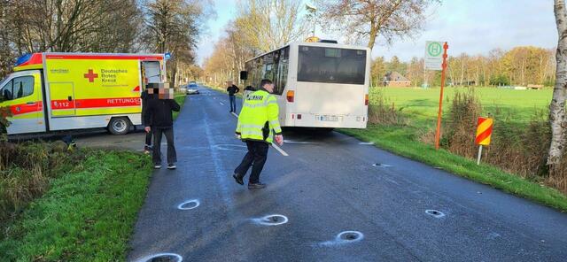 Das Kind wollte hinter dem Bus die Straße überqueren und wurde von einem Auto erfasst | Foto: Polizei