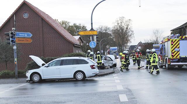 Die Feuerwehr kümmerte sich darum, dass die Unfallstelle geräumt wurde | Foto: Feuerwehr
